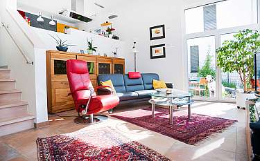 Bauhaus 200 Helles Wohnzimmer mit rotem Sessel