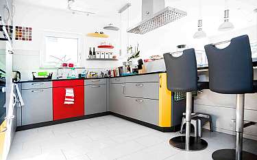 Bauhaus 200 Moderne Küche mit farbigen Schränken