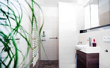 Bauhaus 200 Modernes Badezimmer mit Dusche