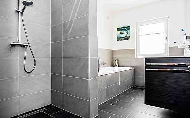 Bauhaus 200 Modernes Badezimmer mit Dusche