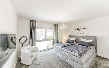 Bauhaus 333 Modernes Schlafzimmer mit Boxspringbett