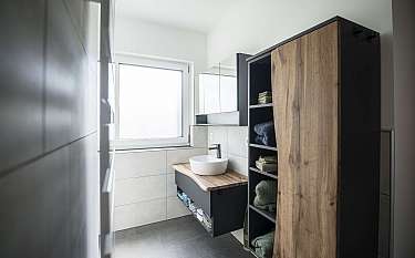 Bungalow 108 Modernes Badezimmer mit Holz