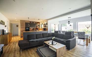 Bungalow 108 Moderner Wohn- und Küchenbereich