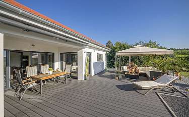 Bungalow 138 Moderne Terrasse mit Sitzbereich