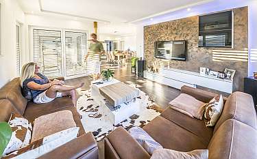 Bungalow 138 Modernes Wohnzimmer mit Sofa