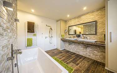 Bungalow 138 Modernes Badezimmer mit Badewanne