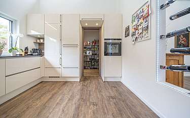 Bungalow 143 Moderne Küche mit Vorratsraum