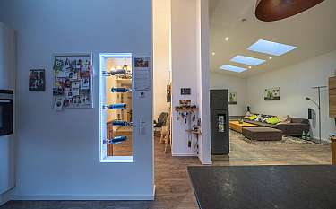 Bungalow 143 Moderner Wohnbereich mit Weinregal