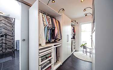 Bungalow 157 Moderner begehbarer Kleiderschrank
