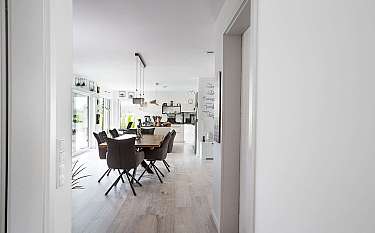 Bungalow 157 Moderner Essbereich und Küche