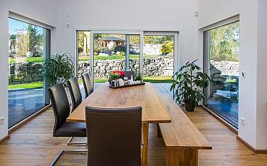 Bungalow 200 Moderner Essbereich mit Gartenblick