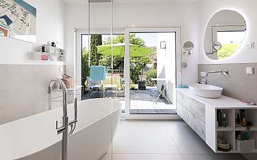 Modern 118 Modernes Badezimmer mit Terrasse