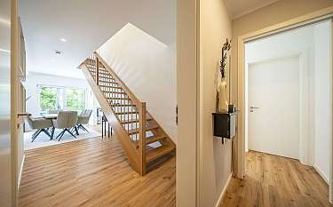 Modern 150 Moderner Flur mit Treppe