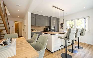 Modern 150 Moderne Küche mit Essbereich