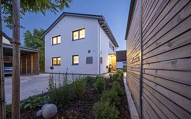 Modern 150 Modernes Einfamilienhaus bei Dämmerung