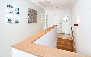Modern 153 Moderner Flur mit Treppe