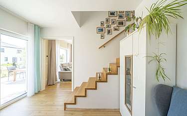 Modern 154 Moderner Wohnbereich mit Treppe