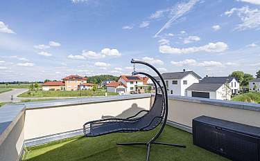 Modern 154 Schwarze Hängeliege auf Balkon