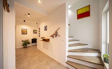 Modern 159 Moderner Flur mit Treppe