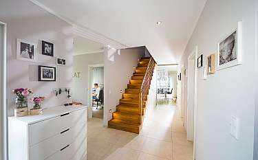 Modern 168 Moderner Flur mit Holztreppe