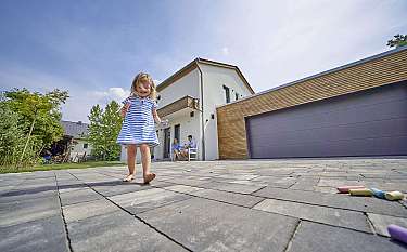 Modern 169 Kind malt mit Kreide