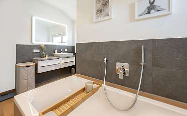 Modern 172 Modernes Badezimmer mit Badewanne