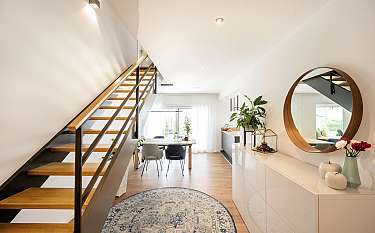 Modern 172 Moderner Wohnbereich mit Treppe