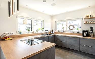 Modern 172 Moderne Küche mit Holzarbeitsplatte