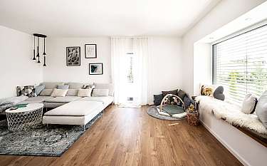 Modern 172 Helles Wohnzimmer mit Sofa