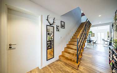 Modern 180 Moderner Flur mit Holztreppe