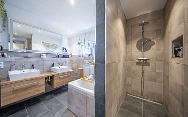 Modern 180 Modernes Badezimmer mit Dusche