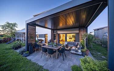 Modern 180 Überdachte Terrasse mit Gartenmöbeln