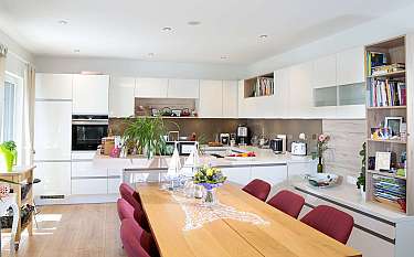 Modern 188 Moderne Küche mit Esstisch