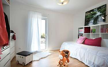 Modern 188 Kinderzimmer mit Schaukelpferd