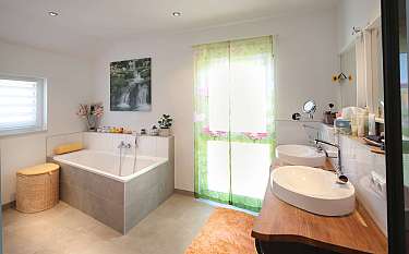 Modern 188 Modernes Badezimmer mit Badewanne
