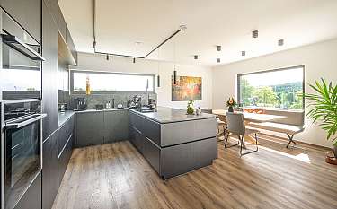 Modern 189 Moderne Küche mit Essbereich