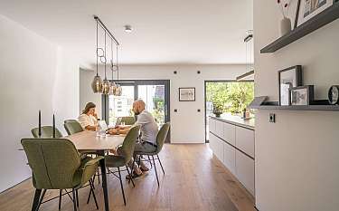 Modern 194 Moderner Essbereich mit Personen