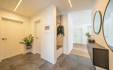 Modern 194 Moderner Flur mit Garderobe