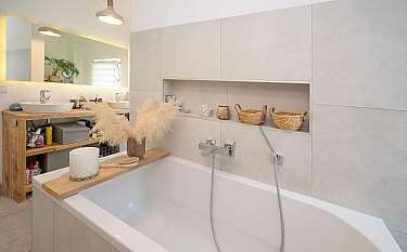 Modern 228 Modernes Badezimmer mit Badewanne