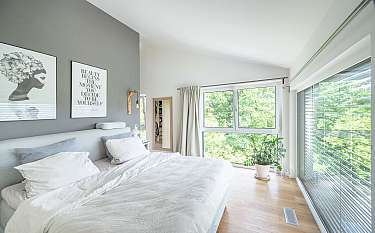 Modern 228 Modernes Schlafzimmer mit Fenster