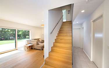 Modern 239 Moderner Wohnbereich mit Treppe