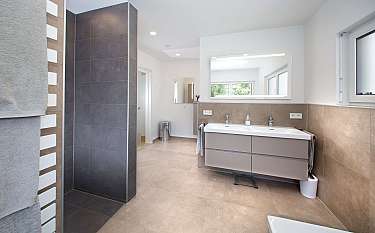 Modern 239 Modernes Badezimmer mit Doppelwaschbecken