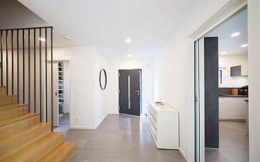 Modern 239 Moderner heller Flur