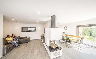 Modern 240 Modernes Wohnzimmer mit Kamin