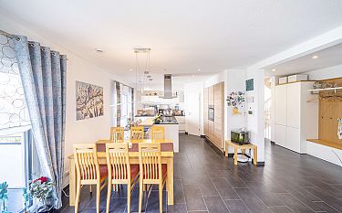 Stadtvilla 211 Moderner Ess- und Küchenbereich