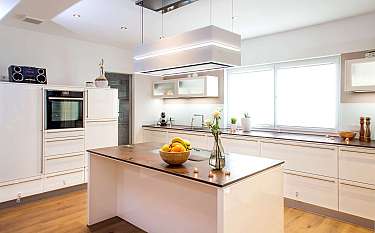 Stadtvilla 247 Moderne weiße Küche