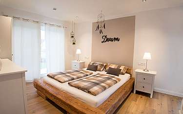 Stadtvilla 247 Modernes Schlafzimmer mit Holzbett