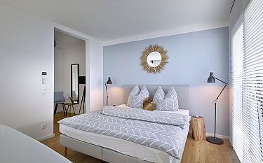 Modernes Schlafzimmer mit Spiegel