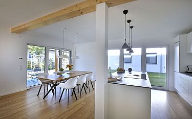 Moderner Ess- und Küchenbereich