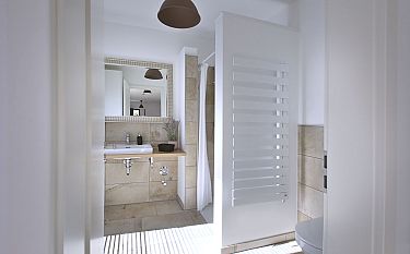 Modernes Badezimmer mit Dusche